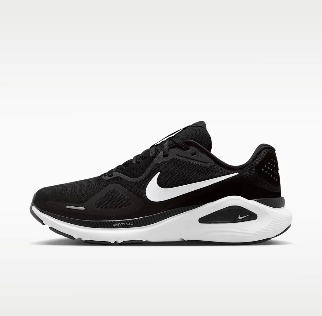 Chaussures de running noir Nike à design graphique RUN