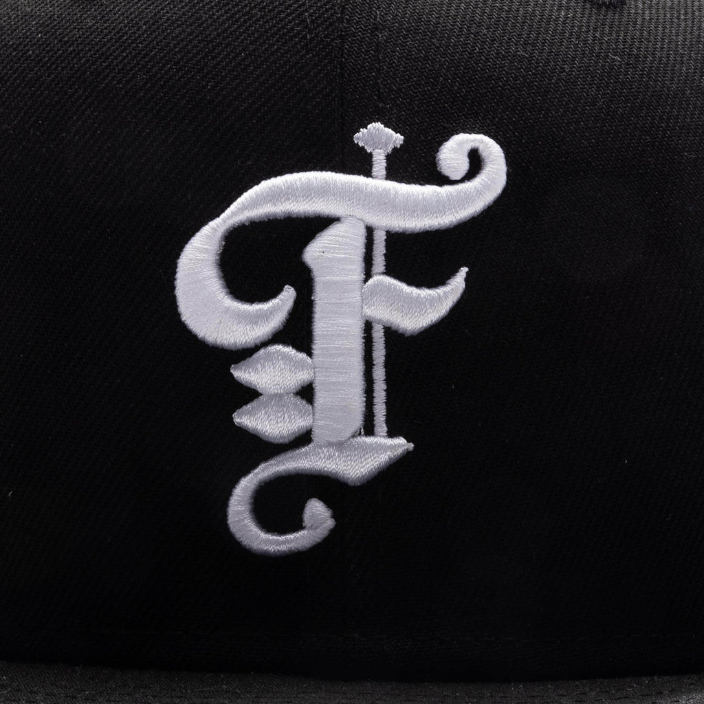 Feature x New Era Old English Scottsdale Fitted Black Snow Grey