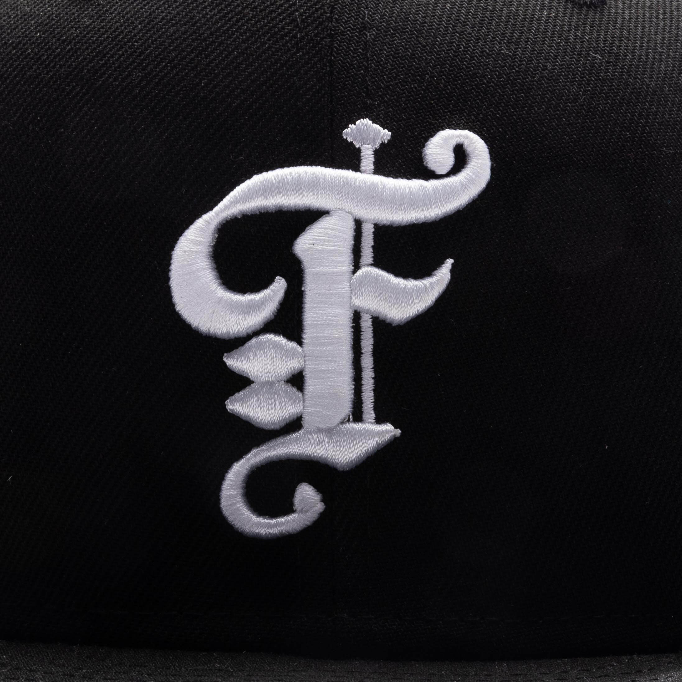 Feature x New Era Old English Scottsdale Fitted Black Snow Grey