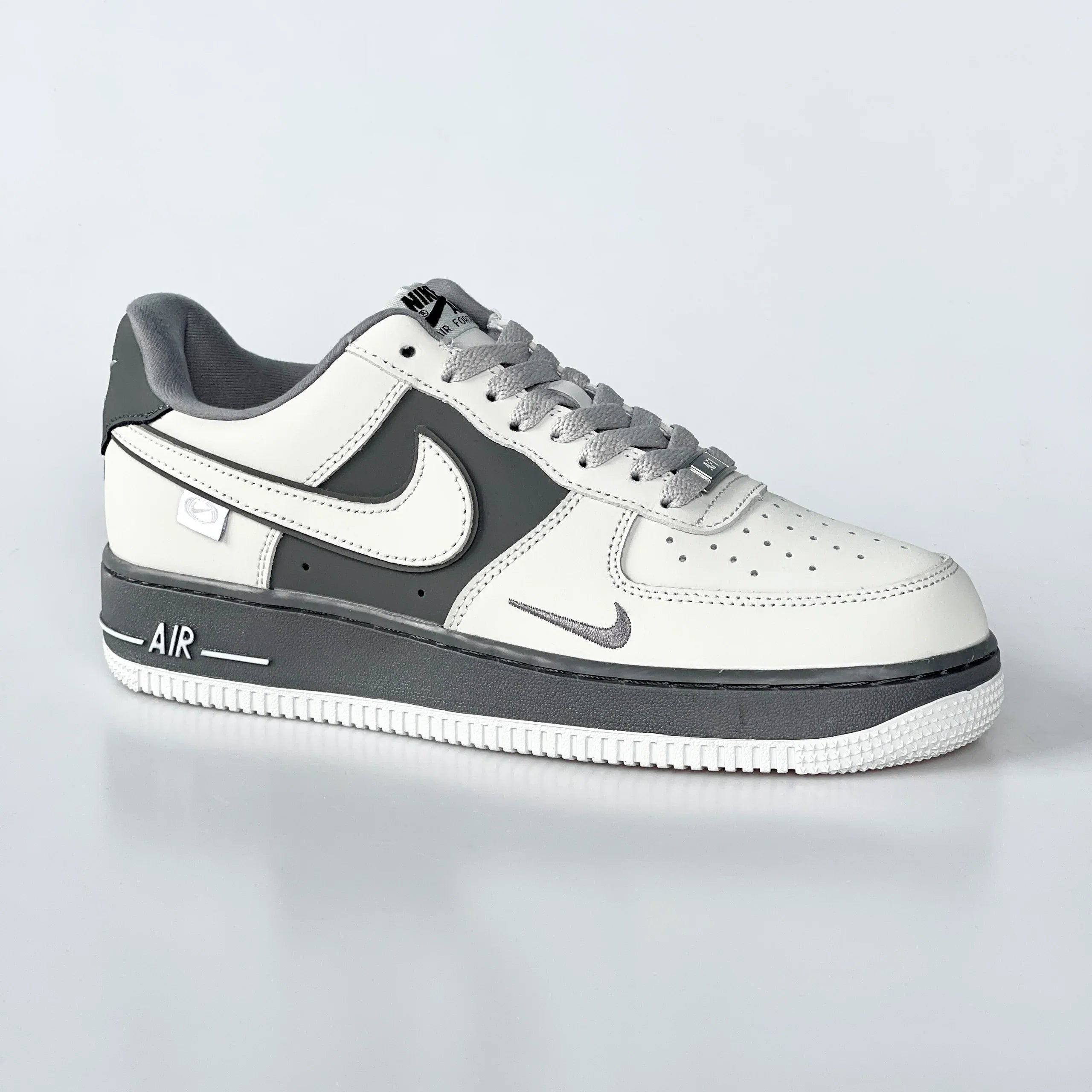 Nike Air Force 1 Gris Blanc Style Classique et Confort Premium
