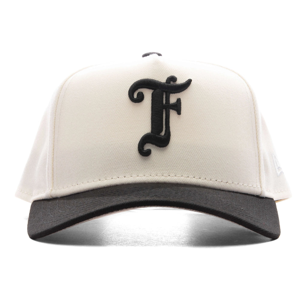 FEATURE x New Era Kids 9FORTY A Frame Snapback Old English F Chalk White