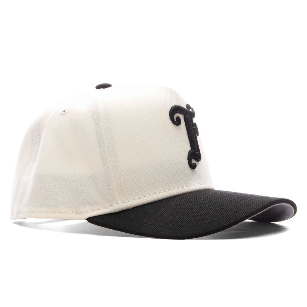 FEATURE x New Era Kids 9FORTY A Frame Snapback Old English F Chalk White
