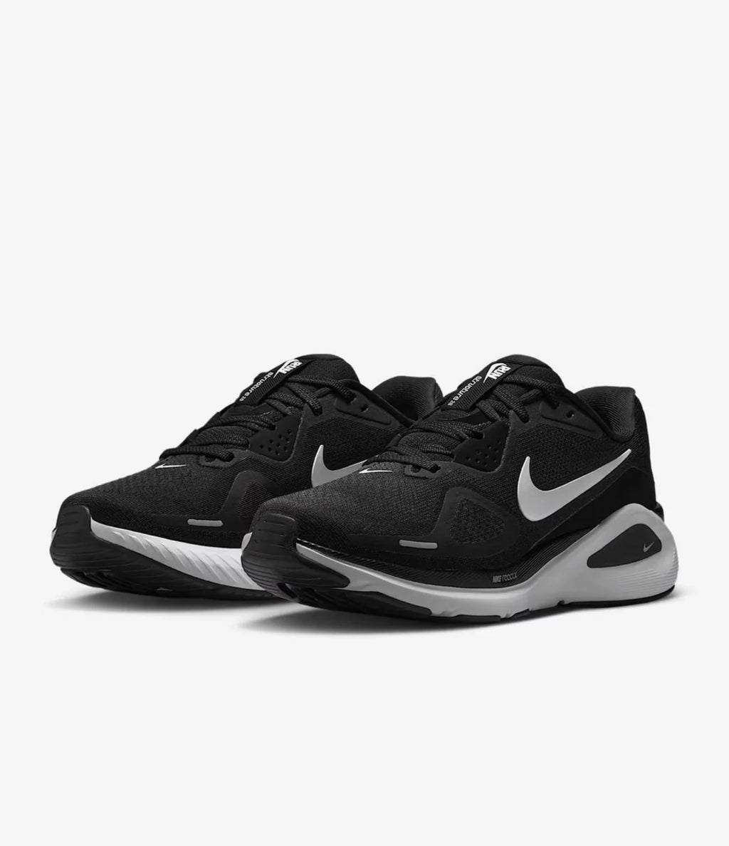 Chaussures de running noir Nike à design graphique RUN